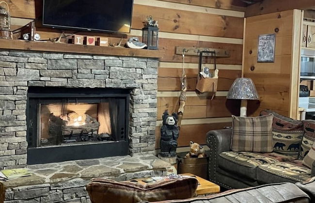 Leave the stress behind!- private hot tub, pet and motorcycle friendly, let peace and nature surround you! 2 Bedroom Home by RedAwning - Foto 7