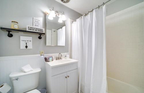 Centrally Located Brevard Home with Deck and Fire Pit! - Foto 18