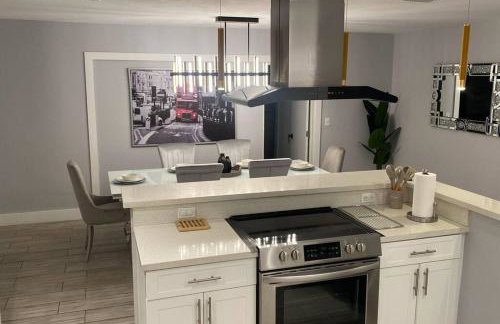 Luxurious Westchester Home Near Miami Clinics - Photo 75