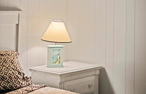 Beachy Getaway - Cozy and Secluded Lodge Home - Foto 19