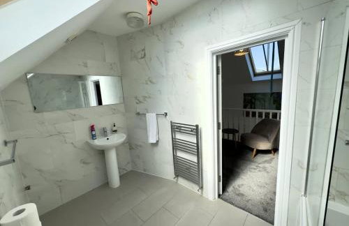 Spacious 3-Bed Home with Garden, Private Parking, Smart Tv's, Fast Wi-Fi - Foto 26