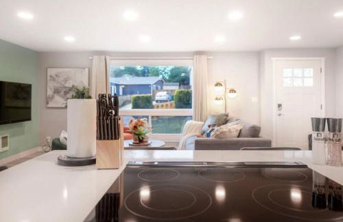 Chic 3BR 2BA Duplex w Serene View BBQ near airport - Foto 27