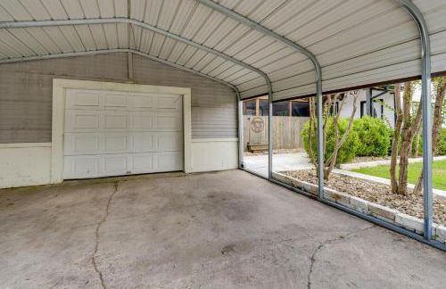 Hot Tub and Outdoor Kitchen Stylish Home in Bryan - Foto 33