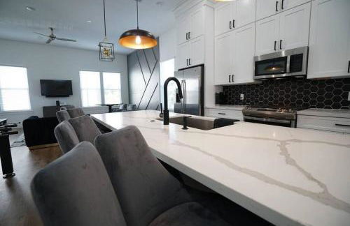 Pet Friendly Stylish 4 Bedroom home Close to All - Foto 15