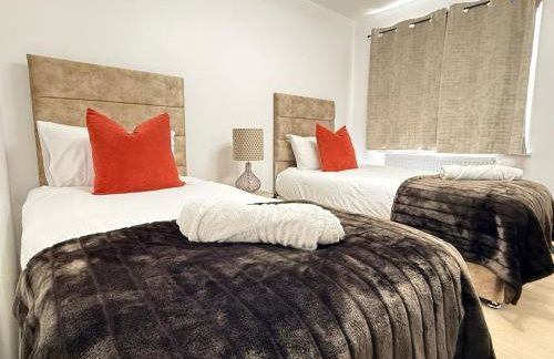 Elegant 2-Bed Apartment with AC, Sleeps 6, Free Parking, Netflix, WiFi, New build - Photo 30