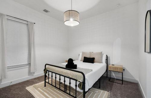 Luxe Modern 4B House with Office 20 min to DT - Foto 7