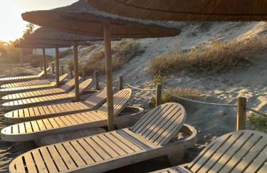 STYLISH TOWNHOUSE IN BEACHFRONT COMPLEX - Photo 9