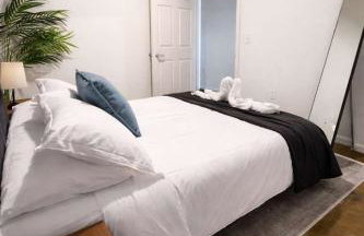 2BR Urban Loft Haven - Rooftop Games & Fitness - Foto 9