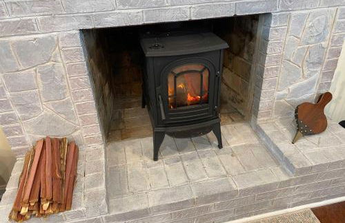 Modern Mountain Retreat with Deck and Hot Tub! - Foto 5