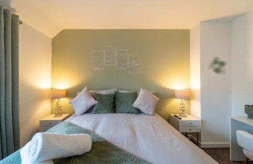 Cosy 3-Bed House With Parking, 5 Mins to QE & Uni - Photo 35