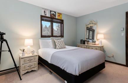 Catskills Mountain Home Near Windham w Fireplace Open Living Deer Run Lodge by AvantStay - Foto 25