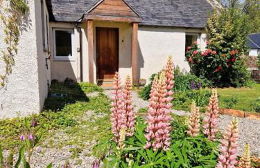 Highland River Cottage with Hot Tub - Foto 1