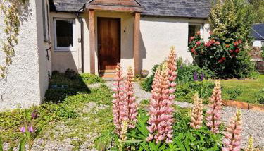 Highland River Cottage with Hot Tub - Foto 1