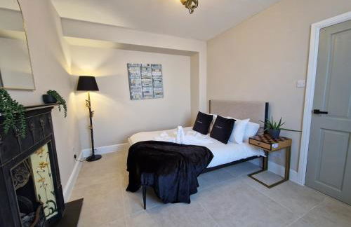 Stylish and Modern 7 Bedroom house near Brecon Beacons - Photo 20