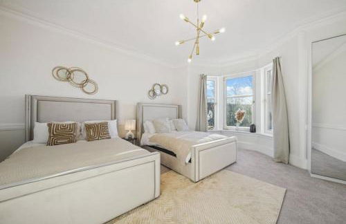 Large Terraced Home with Parking - Foto 1