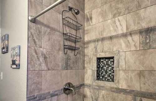 Walk to Beach Breezy Galveston Apt with Deck! - Foto 17