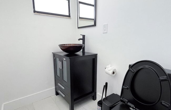 Casa Lucia 5 Bedroom Home With Pool Near Hard Rock Casino - Photo 42