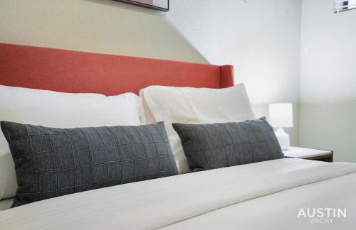 Dual Urban Oasis 8BR in Vibrant North Loop Hub - Foto 16