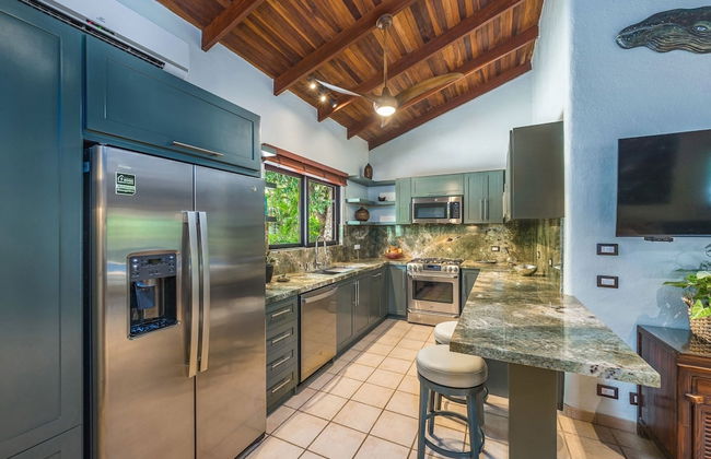 Tropical Retreat - Private Pool, Steps To Beach 2 Bedroom Villa by RedAwning - Foto 8