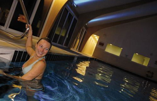 Skylark sleeps 8 private Hot Tub & Dogs welcome Nr Padstow, Resort Pool Bar & Watersports - Foto 22