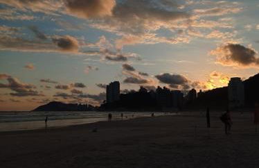 Apartamento com Estacionamento, Wi-Fi, Ar condicionado a 300 metros da Praia da Enseada no Guarujá. - Foto 41