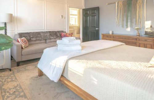 2BR with Workspaces & Deck ABODEbucks - Foto 14