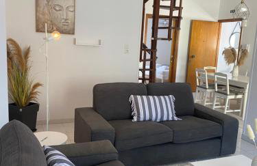 Evelyn House - Photo 3