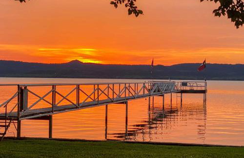 Lakefront Retreat with Pier, Bar Hut and Fireplace! - Foto 40