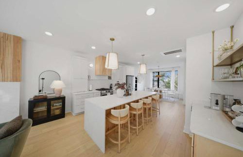 Modern Multi-Level Retreat with Rooftop Hot Tub - Foto 18