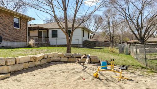 Family-Friendly Lincoln Home with Sandbox and Grill! - Foto 3
