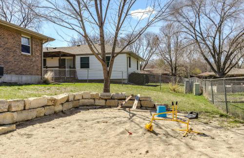 Family-Friendly Lincoln Home with Sandbox and Grill! - Foto 3