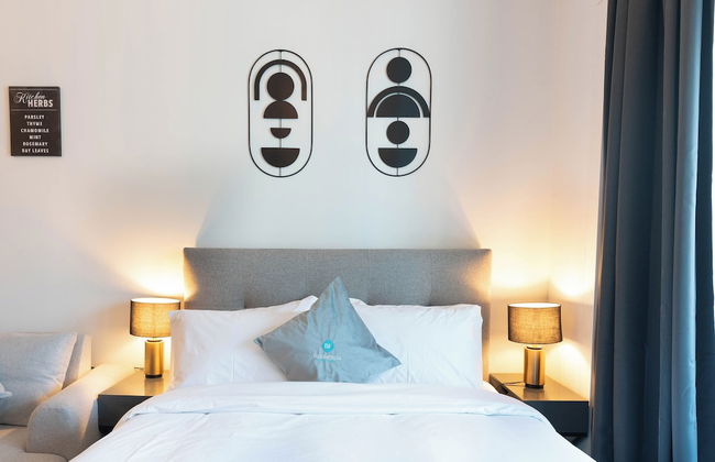 Bloomfields Premium STU Canal View - Photo 2