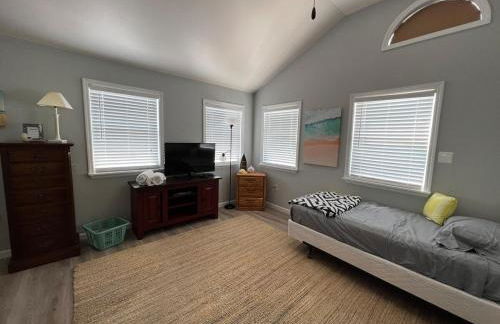 Waterfront retreat minutes from the beach - Foto 15