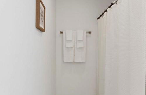 Large Fenced Yard near Midtown- Shamrock Stay - Foto 28