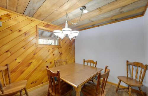 Love Shack Retreat Cabin with Deck and Yard! - Foto 7