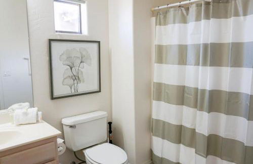 Renovated condo with updated floors, pool, hot tub & mountain views - Foto 20