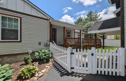 Luxurious Lake Retreat with Hot Tub and Walk to Beach - Foto 27