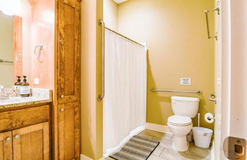 Paradise Point - 4BR Lakefront Haven Dock, Kayaks, & Cozy Firepit - Foto 48