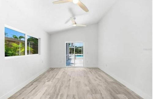 Blue Lagoon Hideaway 3BR Coastal Chic Retreat - Photo 38