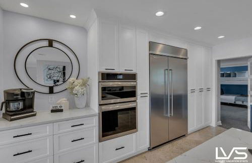 New Royal 80ft Waterfront Wlk2Beach HotPool Spa KitchenBBQ - Foto 46