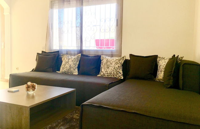 Luxurious Apartment with Private Garden - Photo 9