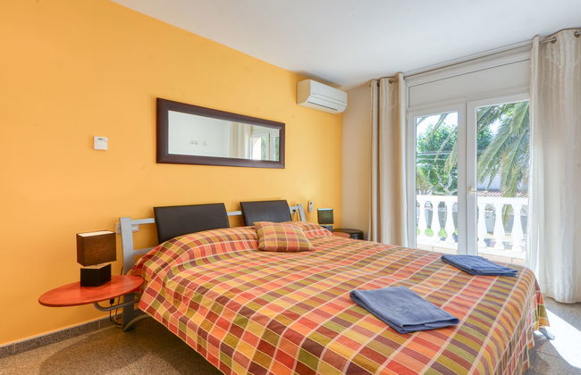 4 bedroom House in Castelló d'Empúries with private pool and garden - Photo 28