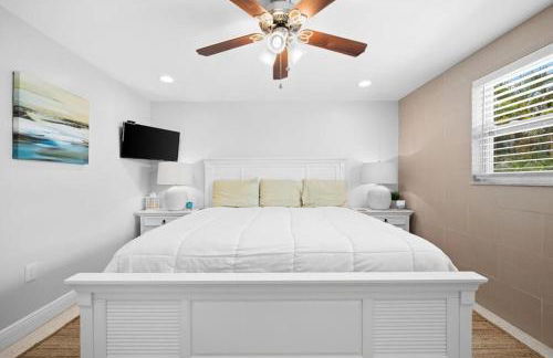 Private Village Home with Heated pool & spa with private front courtyard - Photo 19