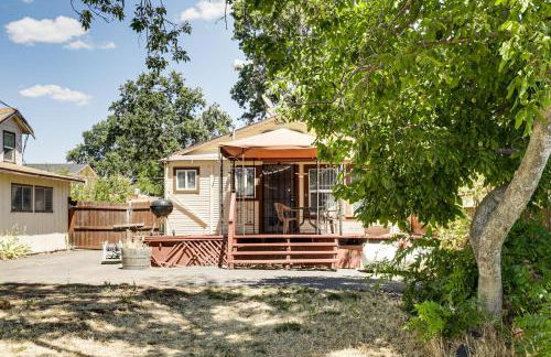 Watefront Getaway with Mtn Views and Dock in Clearlake - Foto 19