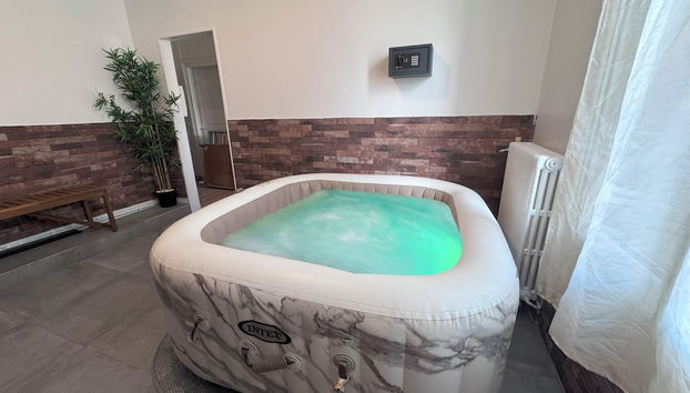 Deep soaking bathtub