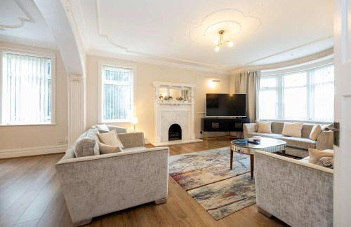 Detached House In Prestwich Sleeps 10 with Parking - Foto 2