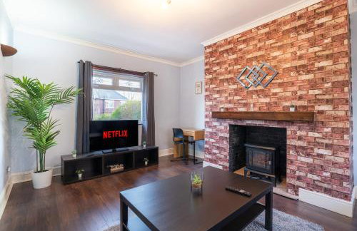 Stylish 3 Bed House-Free Parking - by Holiday Homes - Photo 9