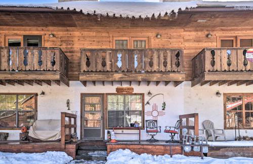 Downtown Red River Retreat with Mtn Views and Yard - Foto 3