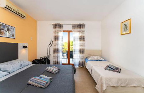 2 Bedroom Amazing Apartment In Modric - Photo 14