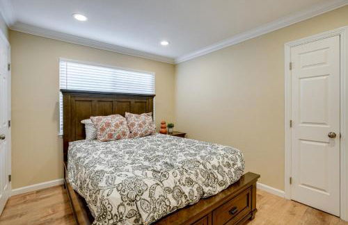 Easy SF Access! Spacious Family Home with Yard - Foto 16